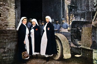 Tres mujeres con la Cruz Roja y el personal de ambulancias francés con un vehículo, Verdún de Jules Gervais Courtellemont